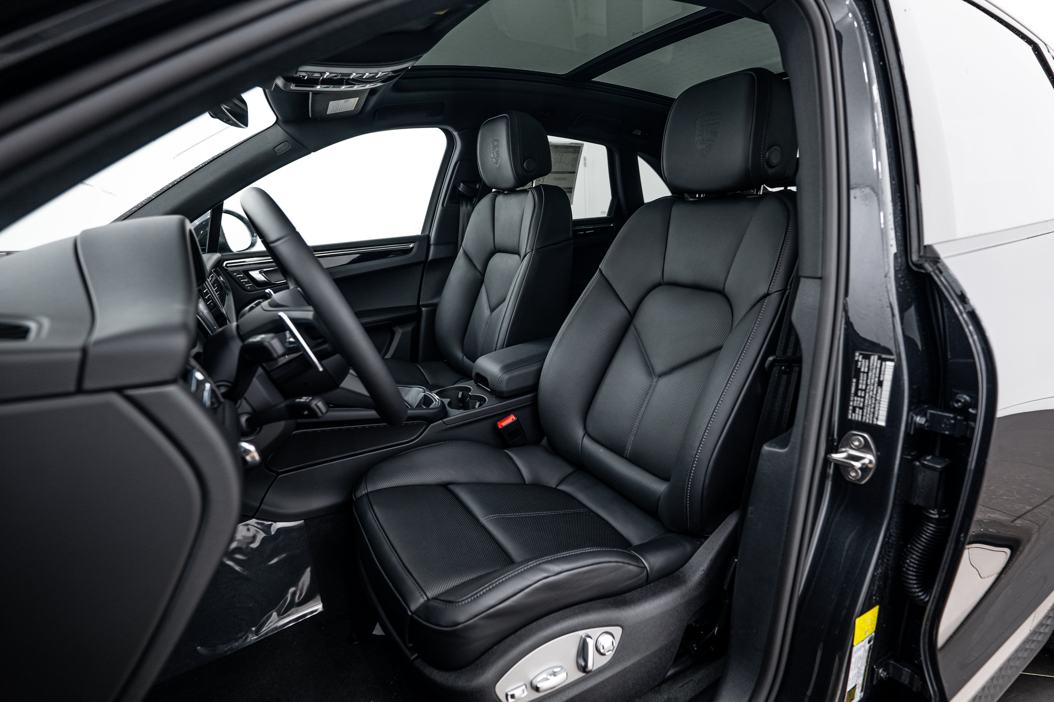 Certified 2026 Porsche Macan AWD/4WD image 5