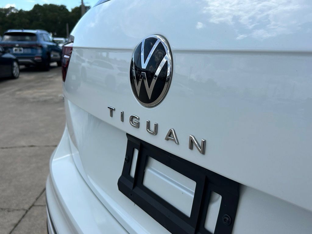 Certified 2023 Volkswagen Tiguan SE R-Line FWD image 45