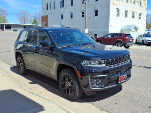 New 2026 Jeep Grand Cherokee Altitude AWD/4WD image 4