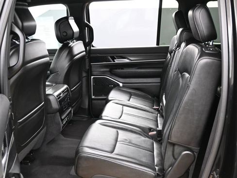Used 2024 Jeep Wagoneer L Series II w/ Flexible Seating Group AWD/4WD image 33