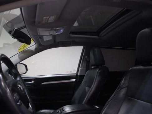 Used 2015 Toyota Highlander XLE image 3