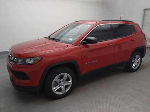 Used 2023 Jeep Compass Latitude w/ Convenience Group AWD/4WD image 2