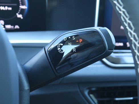 New 2025 Volkswagen Tiguan SE image 27