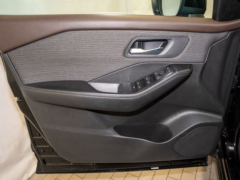 Used 2023 Nissan Rogue SV image 11