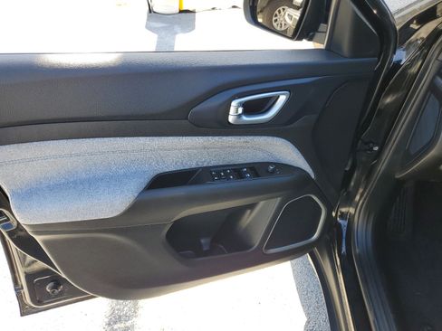 Used 2023 Jeep Compass Latitude image 15