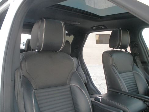 Used 2018 Land Rover Discovery HSE image 35