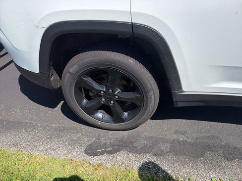 Used 2023 Jeep Grand Cherokee Limited w/ Black Appearance Package AWD/4WD image 3