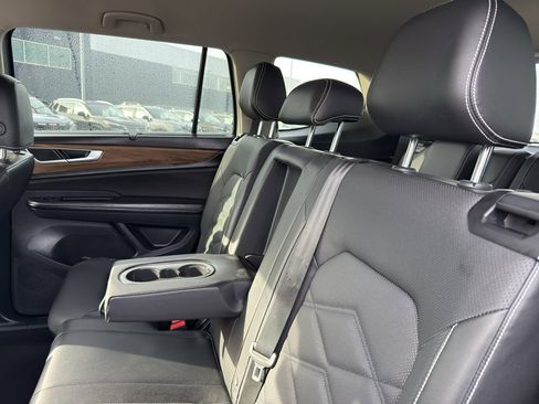 Used 2024 Volkswagen Atlas SE image 32