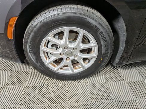 Used 2023 Chrysler Pacifica Touring-L FWD image 34