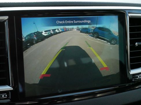 Used 2023 Chrysler Pacifica Touring-L image 29