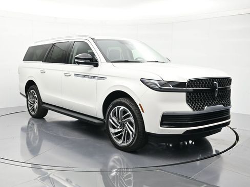 New 2026 Lincoln Navigator L Premier AWD/4WD image 3