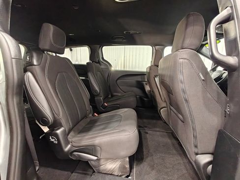 Used 2023 Chrysler Pacifica Touring FWD image 21