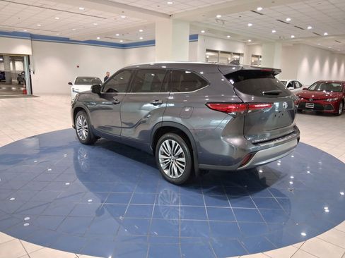 Used 2022 Toyota Highlander Platinum image 4