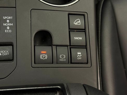 Used 2023 Toyota Highlander XLE AWD/4WD image 32
