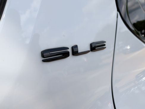 Used 2023 GMC Acadia SLE w/ Driver Convenience Package FWD image 36