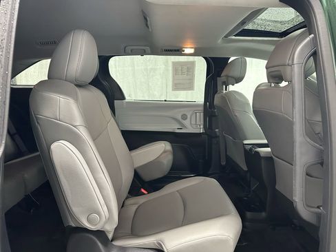 Used 2025 Toyota Sienna XLE image 58