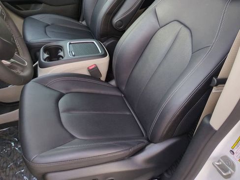 Used 2024 Chrysler Pacifica Touring-L w/ Road Tripper Package image 17