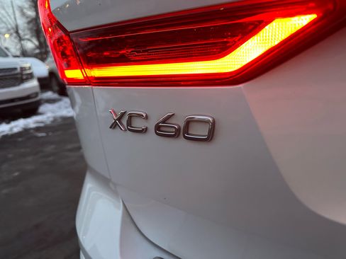 Used 2019 Volvo XC60 T5 Momentum w/ Multimedia Package image 7