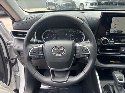 Used 2025 Toyota Highlander XLE FWD image 21