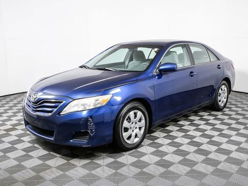 Used 2011 Toyota Camry LE image 3