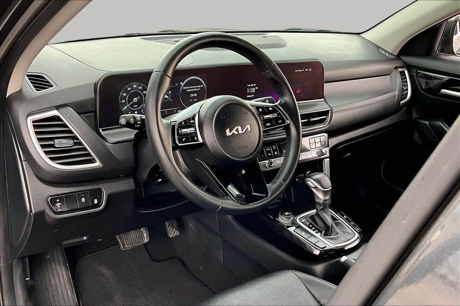 Used 2025 Kia Seltos EX FWD image 17