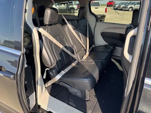Used 2017 Chrysler Pacifica Touring-L FWD image 6