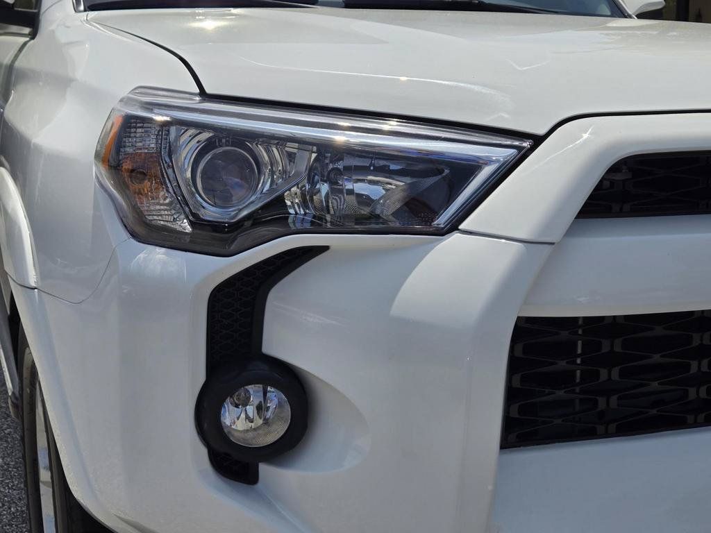 Used 2018 Toyota 4Runner SR5 AWD/4WD image 3