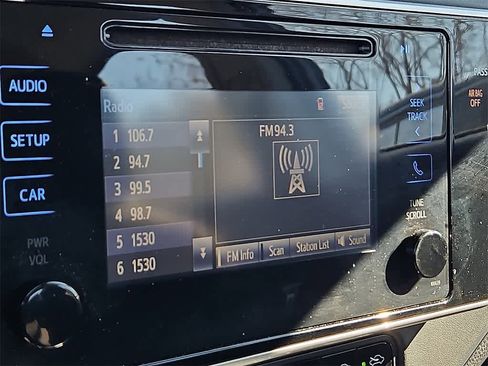 Used 2017 Toyota Corolla LE image 18