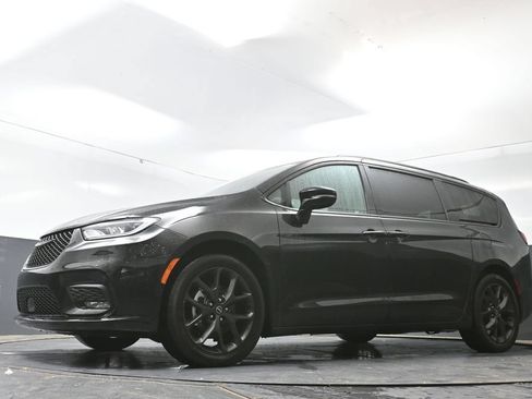 Used 2025 Chrysler Pacifica Limited FWD image 53