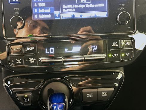 Used 2019 Toyota Prius L Eco w/ Carpet Mat Package FWD image 22