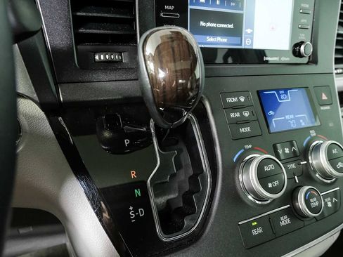 Used 2018 Toyota Sienna XLE w/ XLE Navigation Package FWD image 17