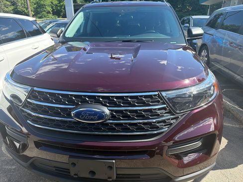 Used 2023 Ford Explorer XLT AWD/4WD image 2