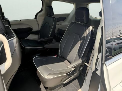 Used 2024 Chrysler Pacifica Limited FWD image 10