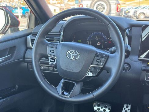 Used 2025 Toyota Camry SE image 12