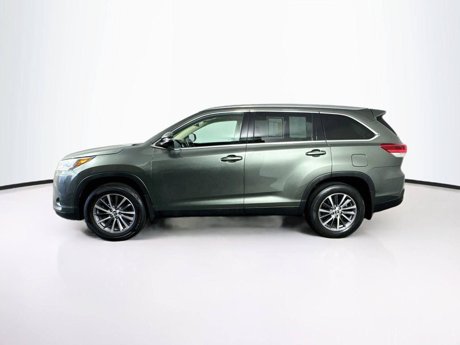 Used 2019 Toyota Highlander XLE AWD/4WD image 4