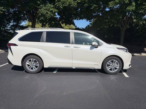 Used 2021 Toyota Sienna Limited FWD image 4