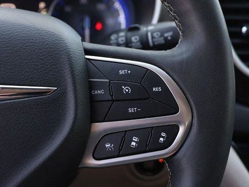 Used 2023 Chrysler Pacifica Touring-L FWD image 14
