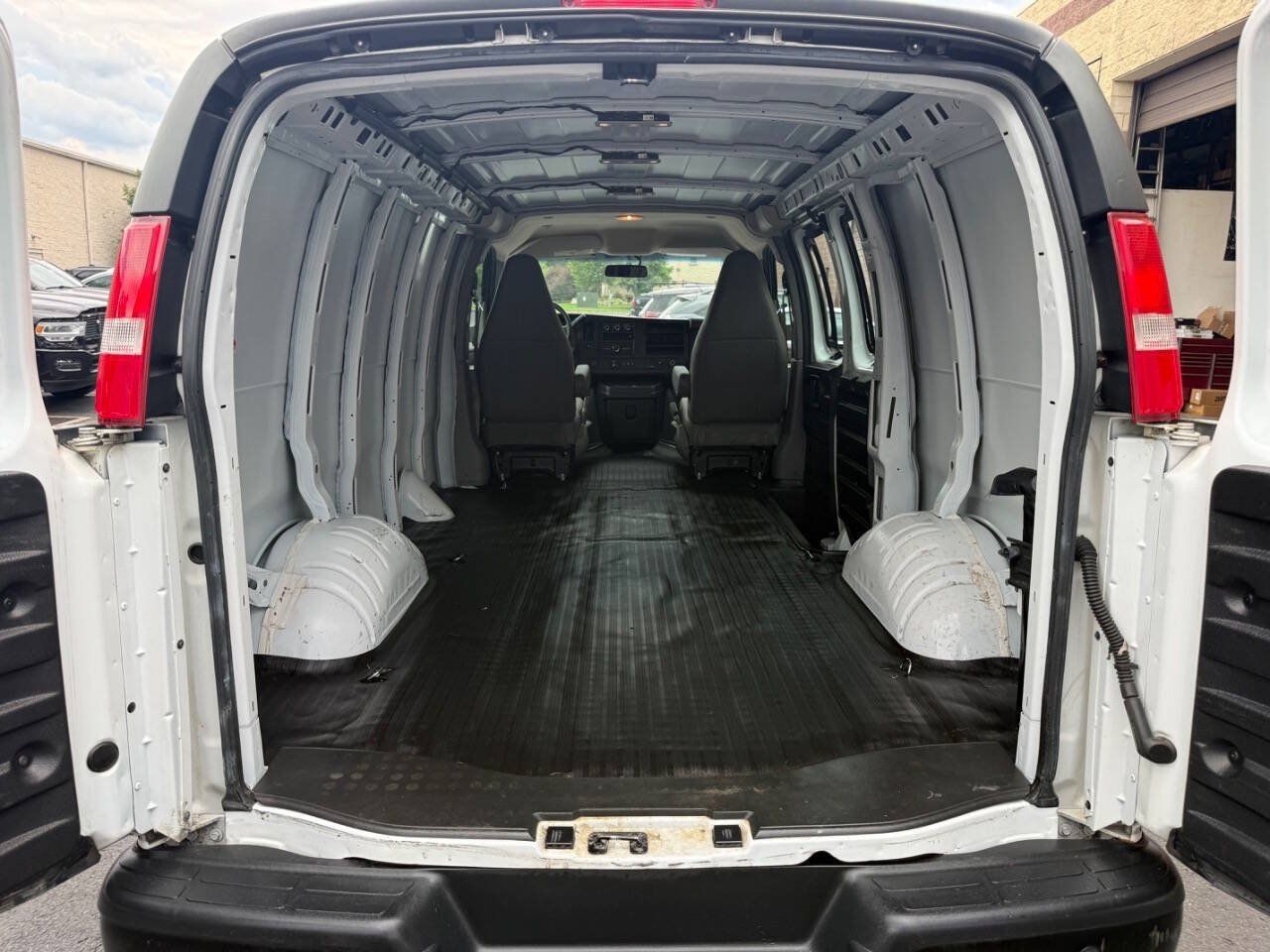 Used 2018 Chevrolet Express 2500 RWD image 24