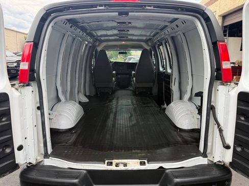 Used 2018 Chevrolet Express 2500 RWD image 24