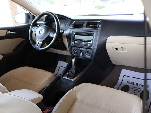 Used 2011 Volkswagen Jetta SE FWD image 23