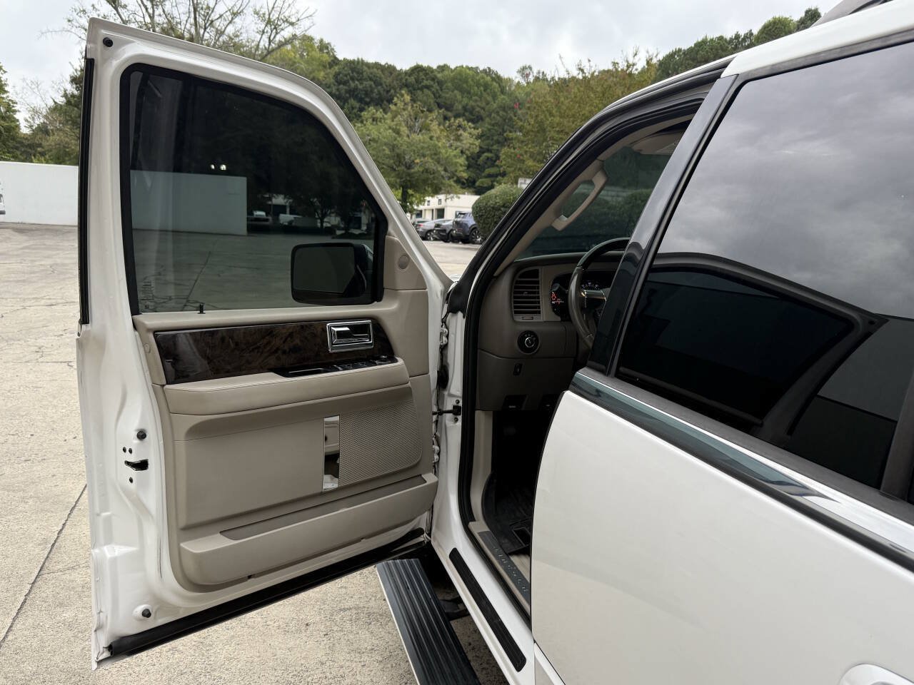 Used 2015 Lincoln Navigator 2WD image 30