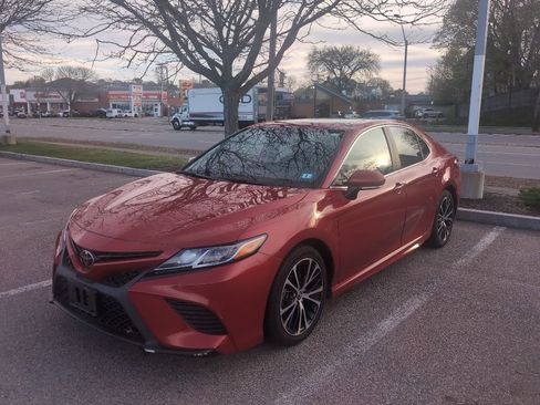 Used 2020 Toyota Camry SE w/ Moonroof Package AWD/4WD image 3