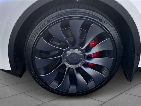 Used 2024 Tesla Model Y Performance image 9