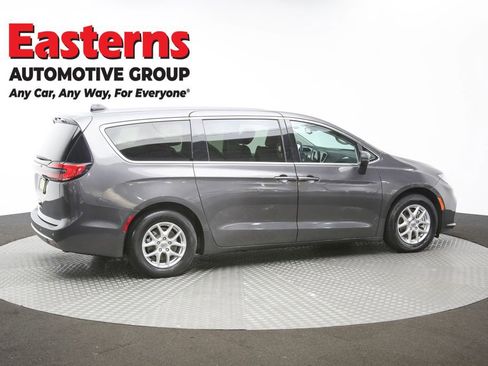 Used 2023 Chrysler Pacifica Touring-L FWD image 42