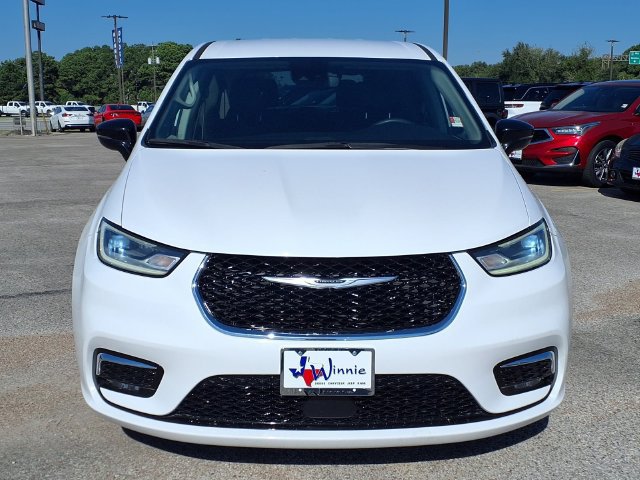 Used 2024 Chrysler Pacifica Touring-L FWD image 2