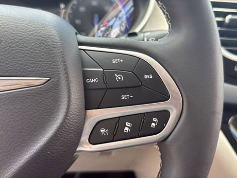 Used 2023 Chrysler Pacifica Touring-L FWD image 20