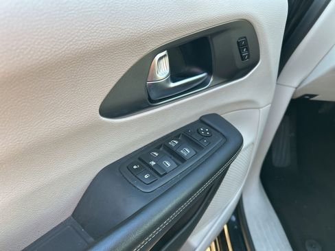 Used 2023 Chrysler Pacifica Touring-L image 6
