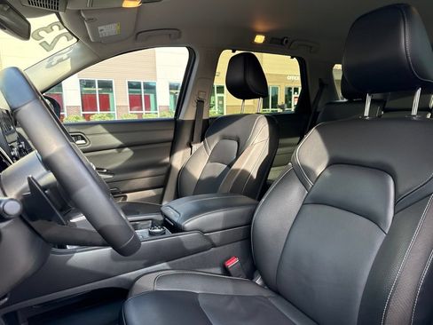 Used 2023 Nissan Pathfinder SL AWD/4WD image 12