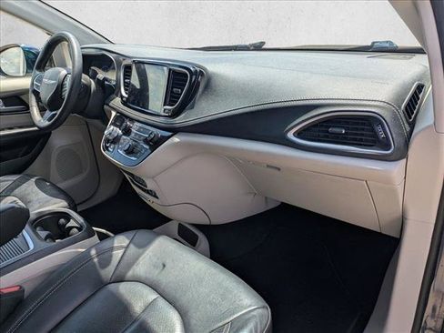Used 2022 Chrysler Pacifica Touring-L AWD/4WD image 18