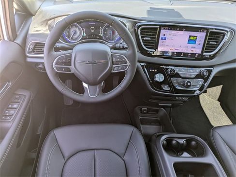 New 2025 Chrysler Voyager LX image 15